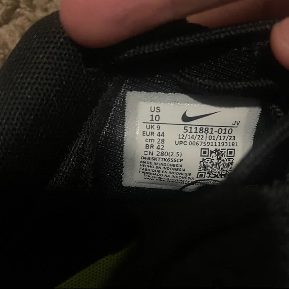 Nike Black and White Sneakers - Picture 6 of 6